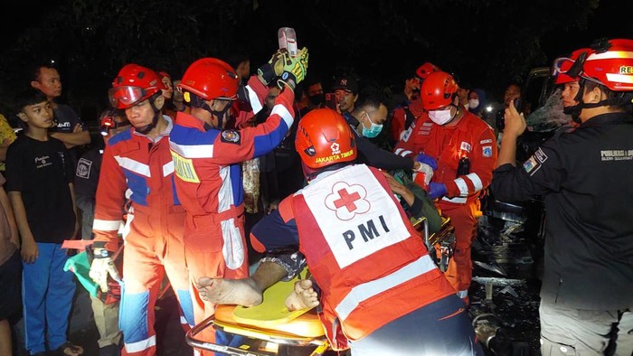 Kecelakaan Beruntun: Mobil Pikap Tabrak Bus Terparkir di Jaktim, Sopir Berjuang Lepas dari Jepitan