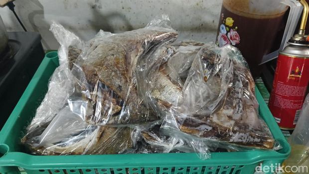 Rahang tuna mentah yang siap diolah.