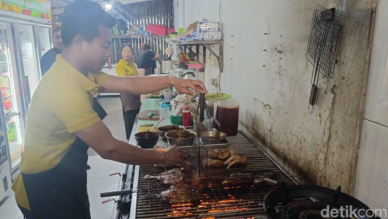 Proses pembakaran rahang tuna di dapur Warung Kakiang.