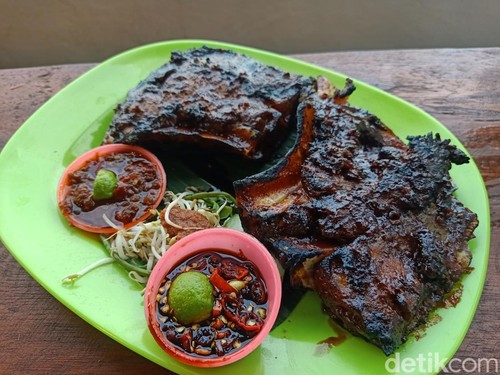 Seporsi rahang tuna bakar di Warung Kakiang, lengkap dengan plecing dan dua jenis sambal.