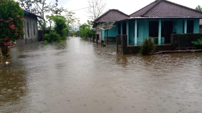 Ratusan rumah di Kabupaten Buru, Provinsi Maluku, terendam banjir.