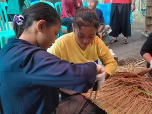 Pemuda Osing Banyuwangi Diajari Rancang Ilalang untuk Lestarikan Tradisi