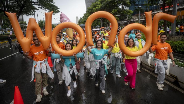 Peserta melakukan flash mob dalam kegiatan Wondr Parade saat Hari Bebas Kendaraan Bermotor (HBKB) di Jakarta, Minggu (7/7/2024). Kegiatan Wondr Parade merupakan bagian dari rangkaian perayaan HUT Ke-78 BNI dan peluncuran aplikasi perbankan Wondr dari BNI yang diikuti 2.500 peserta dari jajaran dan pegawai BNI hingga anggota komunitas BNI. ANTARA FOTO/Erlangga Bregas Prakoso/tom.