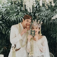 Keduanya tampil kompak mengenakan busana pengantin adat Sunda berwarna putih untuk akad nikah. Usai resmi menjadi pasangan suami-istri, keduanya pun langsung berpose memamerkan buku nikah mereka. Foto: Instagram/@salshabillaadr