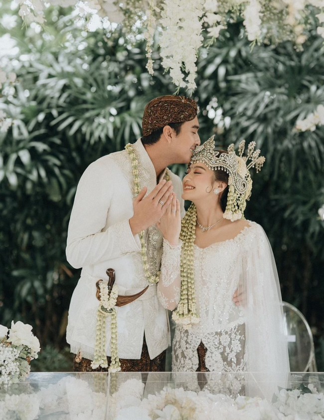 Di akad nikah, Ohim dan Salsha memilih mengenakan beskap dan kebaya merak rancangan desainer Didiet Maulana. Melansir Instagram Didiet Maulana, beskap yang dikenakan Ohim memiliki bordir sulur-sulur yang melambangkan cinta yang bertumbuh dan selalu bersemi.  Foto: Instagram/@morden.co