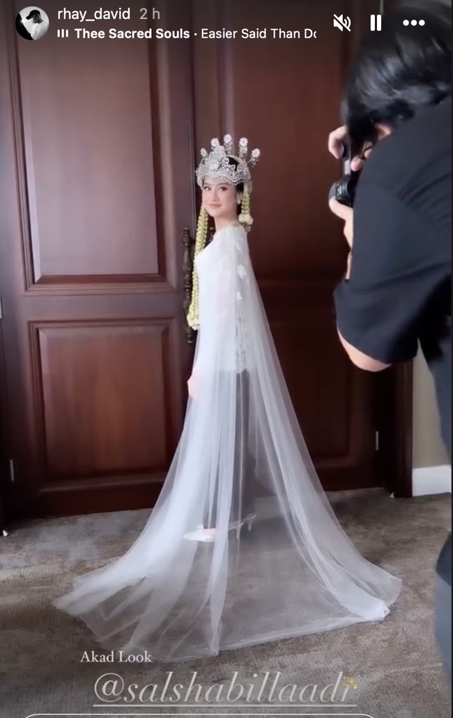 Sementara kebaya Salsha terinspirasi dari motif batik Sunda Merak Ngibing. Merak menandakan keanggunan dan kemewahan. Pada bagian bahu kirinya terdapat selendang transparan. Kebaya yang dikenakan Salsha sendiri bermotif bordir bunga dengan dedaunan. Foto: Instagram/@rhay_david