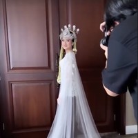 Sementara kebaya Salsha terinspirasi dari motif batik Sunda Merak Ngibing. Merak menandakan keanggunan dan kemewahan. Pada bagian bahu kirinya terdapat selendang transparan. Kebaya yang dikenakan Salsha sendiri bermotif bordir bunga dengan dedaunan. Foto: Instagram/@rhay_david