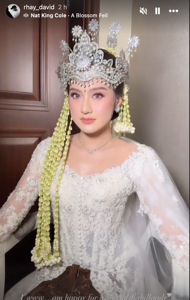 Untuk riasan wajah Salsha mempercayakan MUA Rhay Hatta. Salsha tampil menawan dengan pulasan makeup natural glam. Penampilannya dipercantik dengan lensa kontak berwarna coklat. Ia juga mengenakan sepasang anting dan kalung simpel. Foto: Instagram/@rhay_david