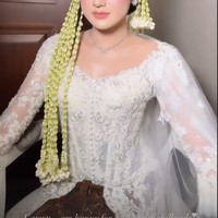 Untuk riasan wajah Salsha mempercayakan MUA Rhay Hatta. Salsha tampil menawan dengan pulasan makeup natural glam. Penampilannya dipercantik dengan lensa kontak berwarna coklat. Ia juga mengenakan sepasang anting dan kalung simpel. Foto: Instagram/@rhay_david