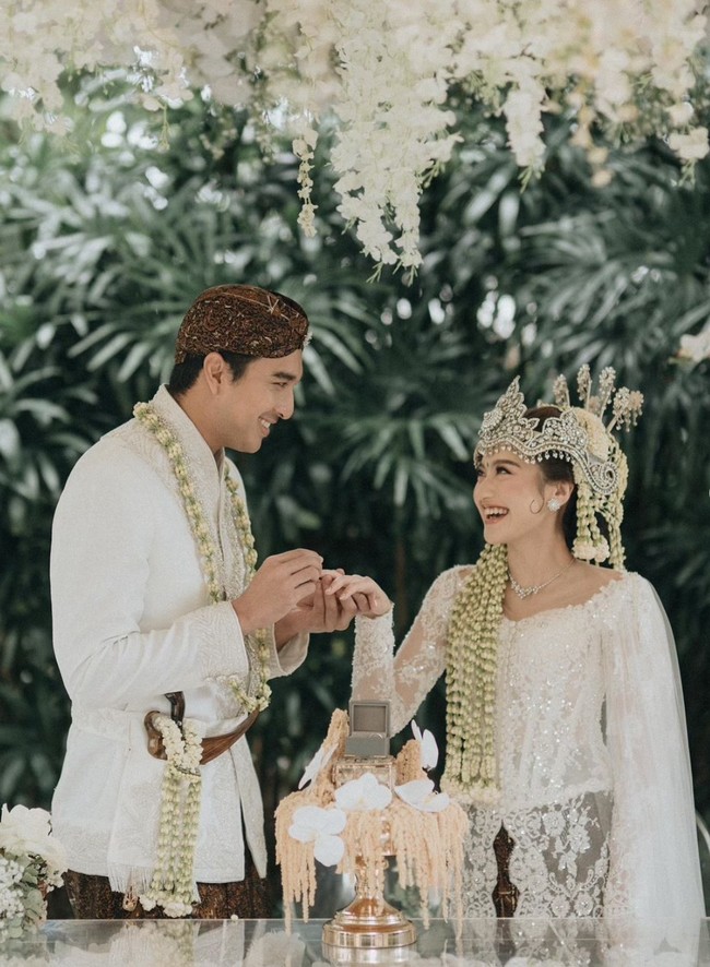 Tampil sebagai pengantin Sunda, Salsha melengkapi penampilannya dengan Siger dan roncean melati di kepalanya. Sementara Ohim tampak mengenakan penutup kepala khas adat Sunda dan membawa keris di pinggangnya. Foto: Instagram/@morden.co