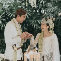 Tampil sebagai pengantin Sunda, Salsha melengkapi penampilannya dengan Siger dan roncean melati di kepalanya. Sementara Ohim tampak mengenakan penutup kepala khas adat Sunda dan membawa keris di pinggangnya. Foto: Instagram/@morden.co
