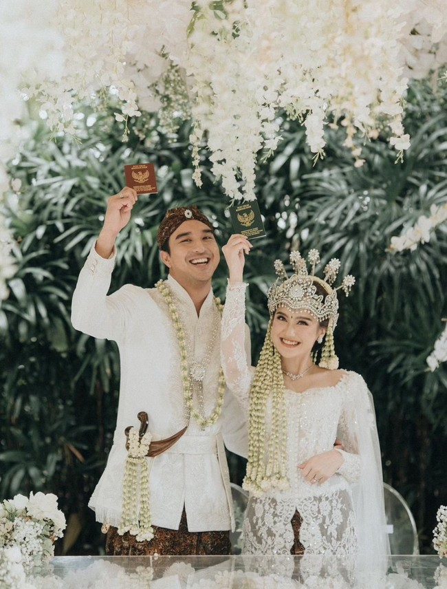 Unggahan Salsha dan Ohim pun langsung banjir ucapan selamat dari para netizen. Berawal dari cinlok usai sama-sama membintangi salah satu series yang sama, kini keduanya pun resmi menjadi pasangan suami-istri. Foto: Instagram/@morden.co