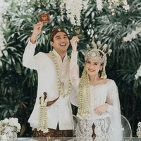 Unggahan Salsha dan Ohim pun langsung banjir ucapan selamat dari para netizen. Berawal dari cinlok usai sama-sama membintangi salah satu series yang sama, kini keduanya pun resmi menjadi pasangan suami-istri. Foto: Instagram/@morden.co