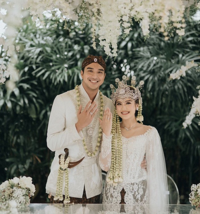 Pasangan artis Salshabilla Adriani dan Ibrahim Risyad akhirnya mengunggah foto kebersamaan mereka usai resmi menikah pada 7 Juli 2024. Melalui akun Instagram masing-masing keduanya membagikan potret pernikahan mereka yang mengusung adat Sunda. Foto: Instagram/@salshabillaadr