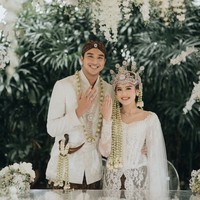 Pasangan artis Salshabilla Adriani dan Ibrahim Risyad akhirnya mengunggah foto kebersamaan mereka usai resmi menikah pada 7 Juli 2024. Melalui akun Instagram masing-masing keduanya membagikan potret pernikahan mereka yang mengusung adat Sunda. Foto: Instagram/@salshabillaadr