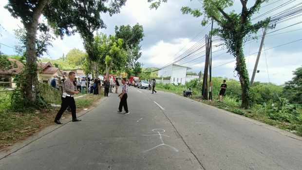 Satlantas Polres Semarang melakukan olah TKP di lokasi kecelakaan yang menewaskan wanita lulusan Unnes di tanjakan Trangkil, Gunungpati, Semarang, Minggu (7/7/2024) siang.