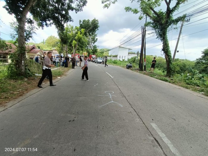 Satlantas Polres Semarang melakukan olah TKP di lokasi kecelakaan yang menewaskan wanita lulusan Unnes di tanjakan Trangkil, Gunungpati, Semarang, Minggu (7/7/2024) siang.