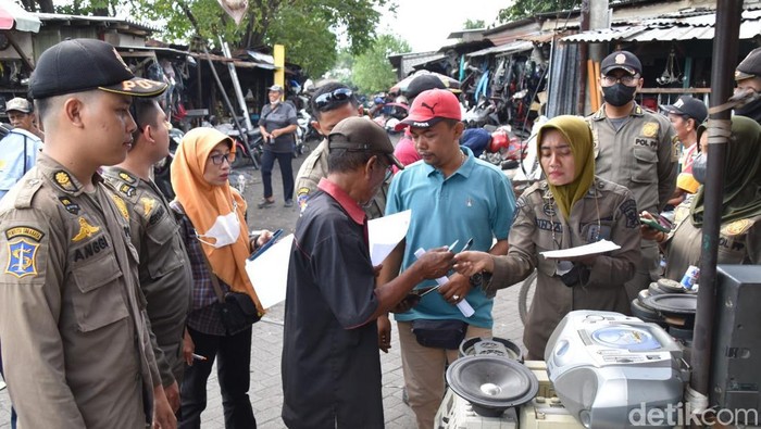 Satpol PP Surabaya sosialisasi ke PKL di Pasar Loak Dupak