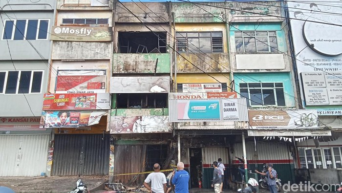 Sebuah ruko sparepart motor di depan pasar KM 5, Palembang hangus dilalap api, Minggu (7/7/2024).