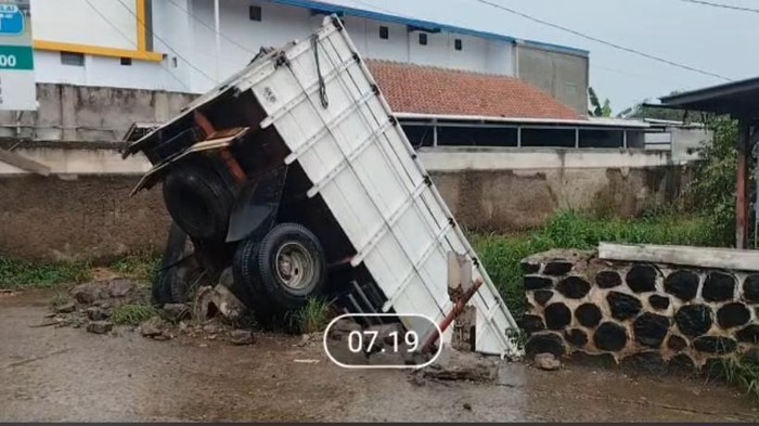 Tragedi Nahas: Truk Nyemplung Kali Akibat Diduga Sopir Tertidur di Cileungsi