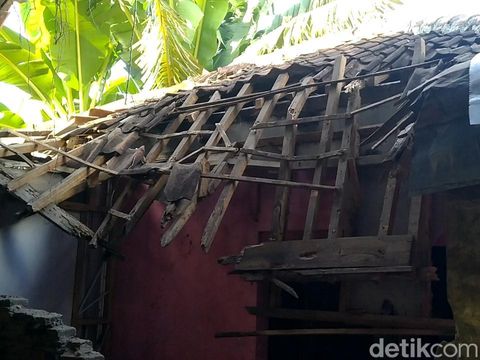 Sejumlah bangunan di wilayah Kabupaten Batang, Jawa Tengah, mengalami kerusakan usai digoyang gempa bermagnitudo 4,4, Minggu (7/7/2024) sekitar pukul 14.35 WIB.