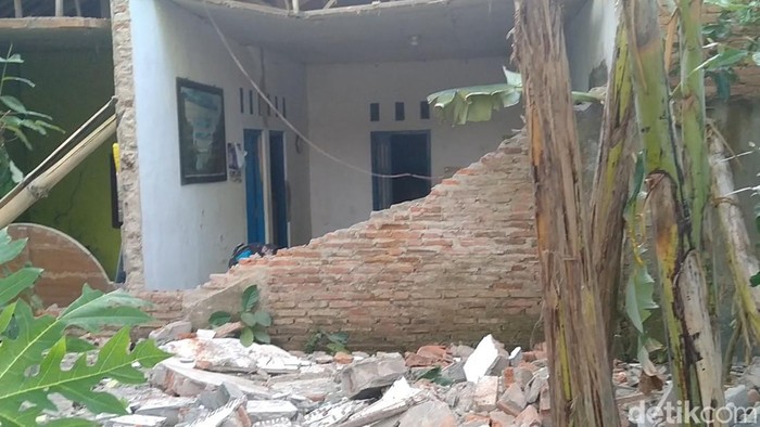 Sejumlah bangunan di wilayah Kabupaten Batang, Jawa Tengah, mengalami kerusakan usai digoyang gempa bermagnitudo 4,4, Minggu (7/7/2024) sekitar pukul 14.35 WIB.