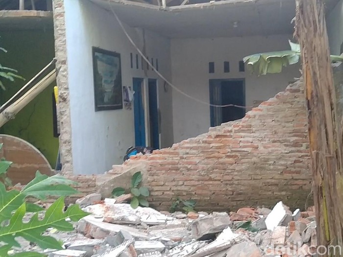 Sejumlah bangunan di wilayah Kabupaten Batang, Jawa Tengah, mengalami kerusakan usai digoyang gempa bermagnitudo 4,4, Minggu (7/7/2024) sekitar pukul 14.35 WIB.