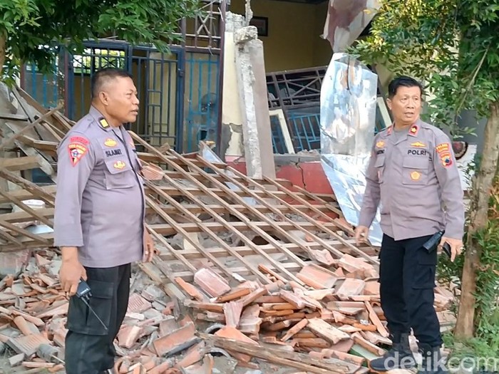 Sejumlah bangunan di wilayah Kabupaten Batang, Jawa Tengah, mengalami kerusakan usai digoyang gempa bermagnitudo 4,4, Minggu (7/7/2024) sekitar pukul 14.35 WIB.