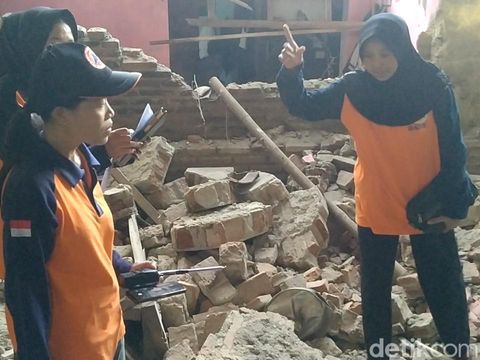 Sejumlah bangunan di wilayah Kabupaten Batang, Jawa Tengah, mengalami kerusakan usai digoyang gempa bermagnitudo 4,4, Minggu (7/7/2024) sekitar pukul 14.35 WIB.