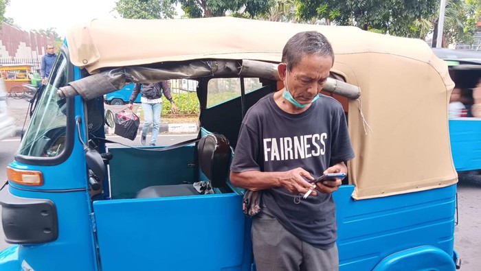 Senja Kala Sopir Bajaj Si Ikon Kota Jakarta.