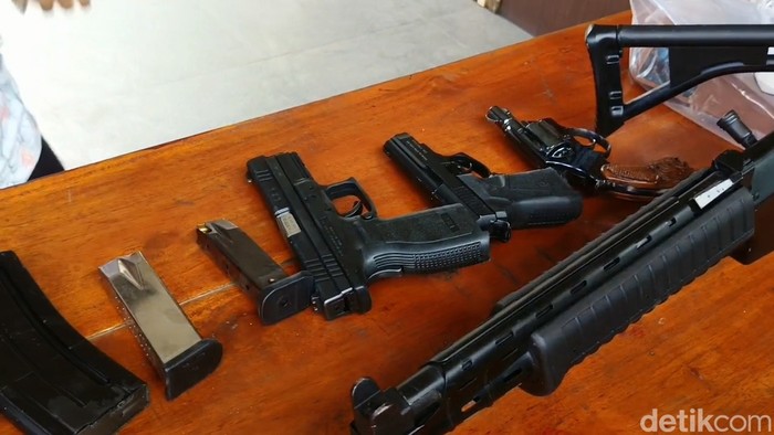 Senjata milik Mukadam yang disita polisi.