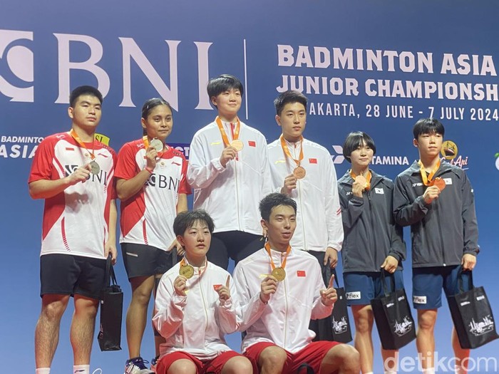 Sesi podium juara ganda campuran di Kejuaraan Bulutangkis Asia Junior 2024, Minggu (7/7/2024).