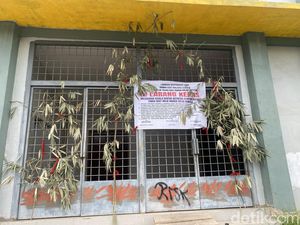Warga Segel Stadion Bawela Sorong Usai Ricuh Penolakan Konser Musik