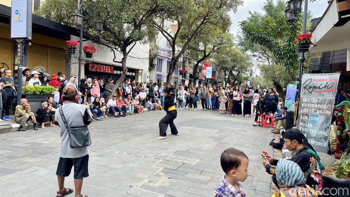 Suasana di Jalan Braga, Kota Bandung, Minggu (7/7/2024).