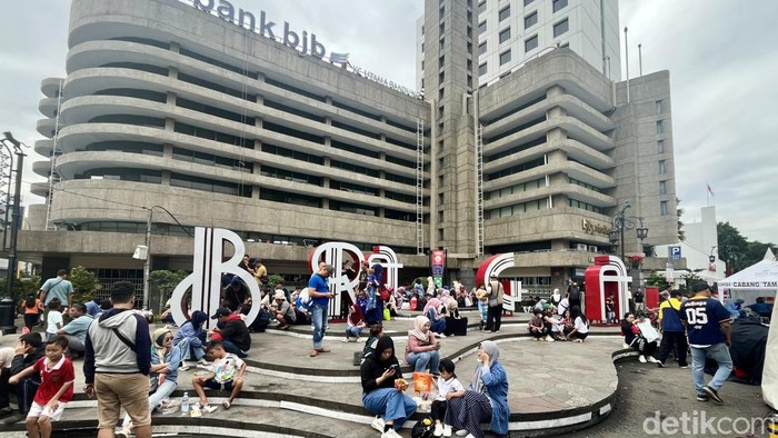 Suasana di Jalan Braga, Kota Bandung, Minggu (7/7/2024).