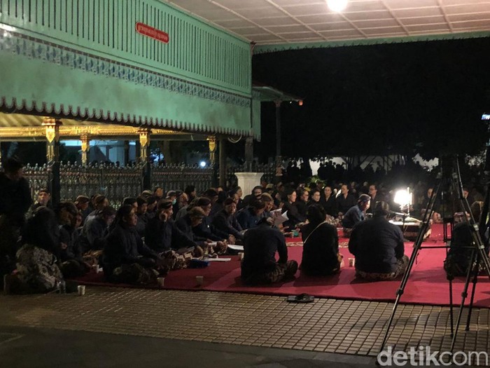 Suasana jelang prosesi Mubeng Beteng di Kompleks Keraton Jogja, Minggu (7/7/2024) malam.