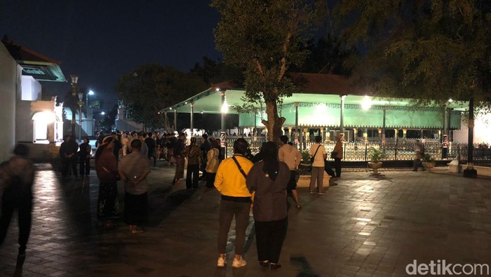 Suasana jelang prosesi Mubeng Beteng di Kompleks Keraton Jogja, Minggu (7/7/2024) malam.