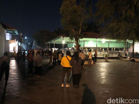 Suasana jelang prosesi Mubeng Beteng di Kompleks Keraton Jogja, Minggu (7/7/2024) malam.
