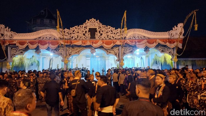 Suasana Kamandungan Keraton Kasunanan Solo jelang kirab malam 1 Suro, Minggu (7/7/2024).