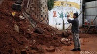Lebih lanjut, dia mengatakan tak ada penutupan jalur di jalan tersebut. Dia menuturkan jalan di tebing longsor itu merupakan jalan buntu.