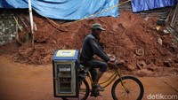 Adapun material di bawah tebing longsor tampak sebagian sudah disingkirkan. Terlihat alat berat disiagakan di sekitar area.