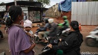 Sejumlah warga melintas di kawasn jalan tol yang longsor kawasan  Tebing tol di Jalan Mulia Bhakti, Kelurahan Bintaro, Pesanggrahan, Jakarta Selatan (Jaksel),  Minggu (7/7/2024).