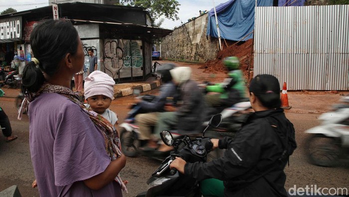 Tebing tol di Jalan Mulia Bhakti, Kelurahan Bintaro, Pesanggrahan, Jakarta Selatan (Jaksel), longsor. Kondisi terkini tebing yang longsor itu ditutupi terpal biru.
