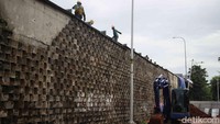 Tedjo mengatakan lebar tebing yang longsor sekitar 3-5 meter. Menurutnya, bagian tebing tol lainnya masih aman.