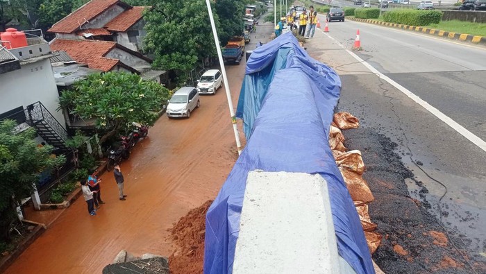 Tebing di Tol Bintaro yang longsor