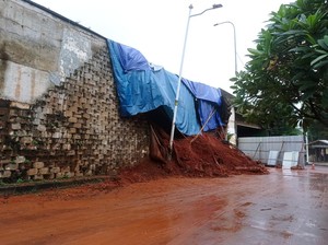 Ditutup Terpal, Kondisi Terkini Tebing Longsor di Tol Bintaro Jaksel