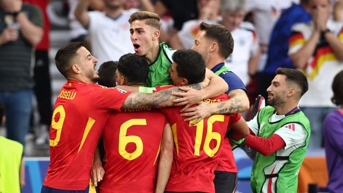 STUTTGART, GERMANY - JULY 05: Mikel Merino of Spain, Joselu of Spain  celebrates with his teammembers as he scores the goal 2:1 during the UEFA EURO 2024 quarter-final match between Spain and Germany at Stuttgart Arena on July 05, 2024 in Stuttgart, Germany. (Photo by Stefan Matzke - sampics/Getty Images)