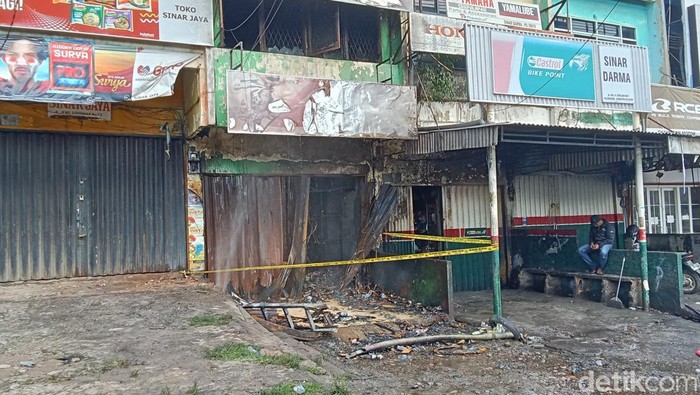 Toko sparepart yang terbakar di KM 5 Palembang.