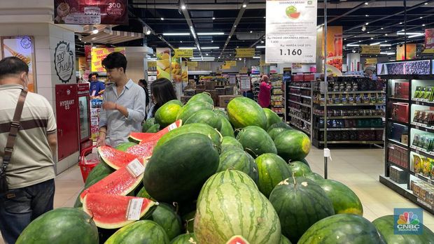 Transmart kembali menghadirkan promo besar-besaran “Transmart Fullday Sale” hingga 50 persen dengan tambahan diskon 20 persen di seluruh gerai di Indonesia sejak toko buka hingga pukul 22.00, Minggu (7/7/2024). (CNBC Indonesia/Rindi Salsabila)