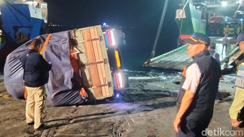 Truk bermuatan serbuk kayu yang terguling di Dermaga LCM Pelabuhan Gilimanuk, Kecamatan Melaya, Kabupaten Jembrana, Bali, Sabtu (6/7/2024).